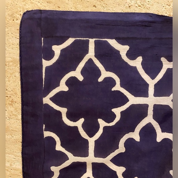 NWOT Roberta Roller Rabbit block print pareo / wrap / shawl. Navy blue & white - Picture 3 of 3
